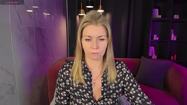 Snapshot of Annie_Light chatting on December 19, 6:34 am Annie Light online show from December 19, 6:34 am