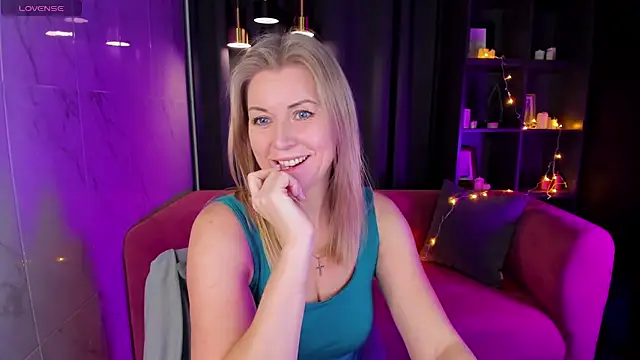 Snapshot of Annie_Light chatting on December 27, 9:06 am Annie Light online show from December 27, 9:06 am