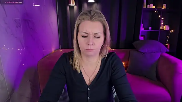 Snapshot of Annie_Light chatting on January 12, 12:01 pm Annie Light online show from January 12, 12:01 pm