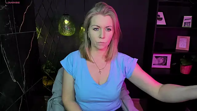 Snapshot of Annie_Light chatting on January 23, 5:45 am Annie Light online show from January 23, 5:45 am