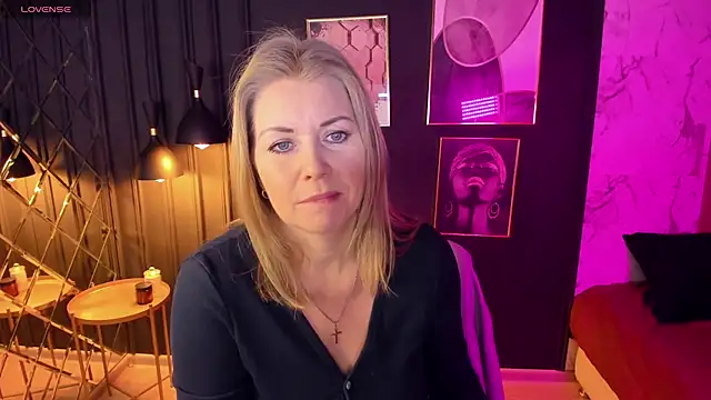 Snapshot of Annie_Light chatting on February 4, 5:42 am Annie Light online show from February 4, 5:42 am