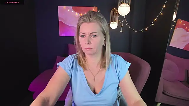 Snapshot of Annie_Light chatting on February 7, 5:52 am Annie Light online show from February 7, 5:52 am