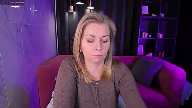 Snapshot of Annie_Light chatting on February 25, 8:58 am Annie Light online show from February 25, 8:58 am