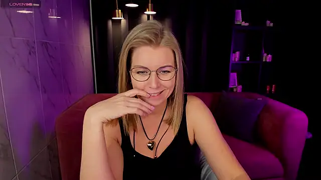 Snapshot of Annie_Light chatting on February 28, 11:58 am Annie Light online show from February 28, 11:58 am