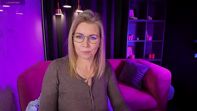 Snapshot of Annie_Light chatting on March 3, 11:55 am Annie Light online show from March 3, 11:55 am