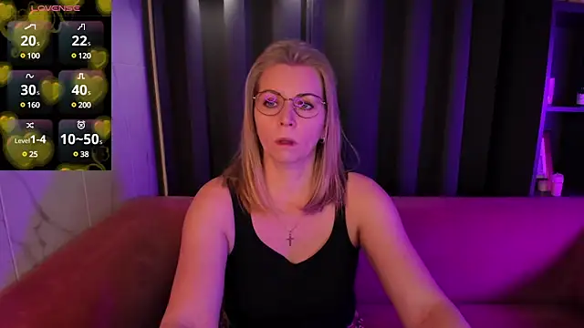 Snapshot of Annie_Light chatting on March 4, 9:07 am Annie Light online show from March 4, 9:07 am