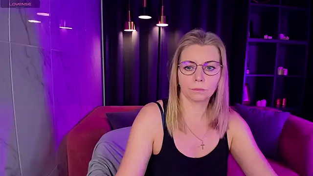 Snapshot of Annie_Light chatting on March 14, 5:38 am Annie Light online show from March 14, 5:38 am