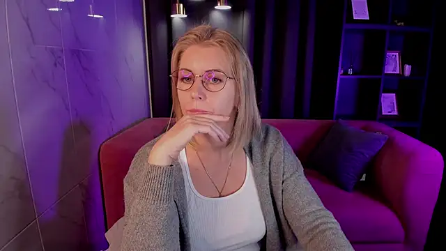 Snapshot of Annie_Light chatting on September 12, 5:40 am Annie Light online show from September 12, 5:40 am