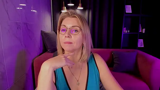 Snapshot of Annie_Light chatting on September 16, 5:52 am Annie Light online show from September 16, 5:52 am