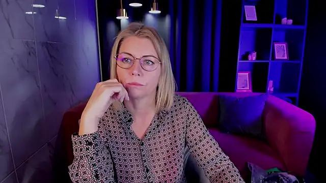 Snapshot of Annie_Light chatting on October 20, 6:03 am Annie Light online show from October 20, 6:03 am