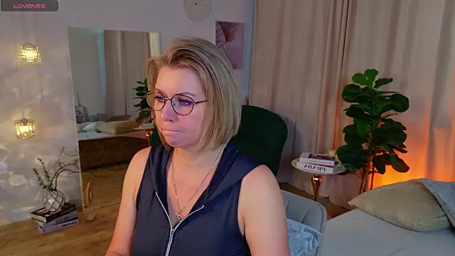 Annie Light online show from June 13, 8:34 am