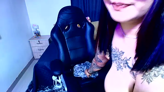Snapshot of SweetIsabella_x chatting on June 10, 6:01 am SweetIsabella x online show from June 10, 6:01 am