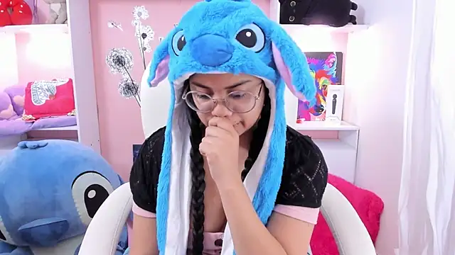 Snapshot of esmeralda112 chatting on September 21, 10:06 am esmeralda112 online show from September 21, 10:06 am