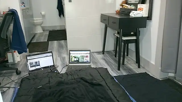 Snapshot of Smalldickcaged chatting on May 9, 1:00 am Smalldickcaged online show from May 9, 1:00 am