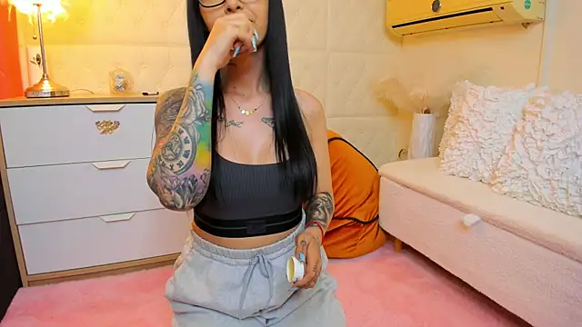 Snapshot of naughtycleo chatting on April 17, 2:36 am naughtycleo online show from April 17, 2:36 am