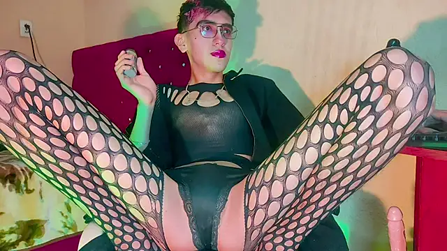 Snapshot of SEXYTRAV18 chatting on February 12, 12:27 am SEXYTRAV18 online show from February 12, 12:27 am