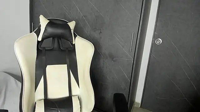 Snapshot of chloe_ebony_ chatting on April 2, 12:52 am chloe ebony online show from April 2, 12:52 am