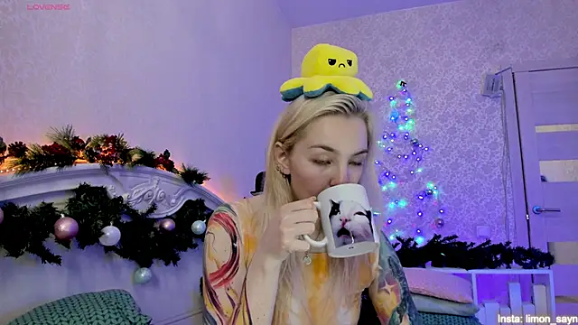 LillyMoure  online show from December 23, 2:13 am