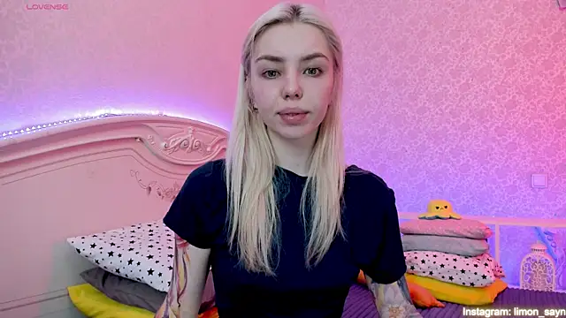 LillyMoure  online show from February 4, 11:59 pm