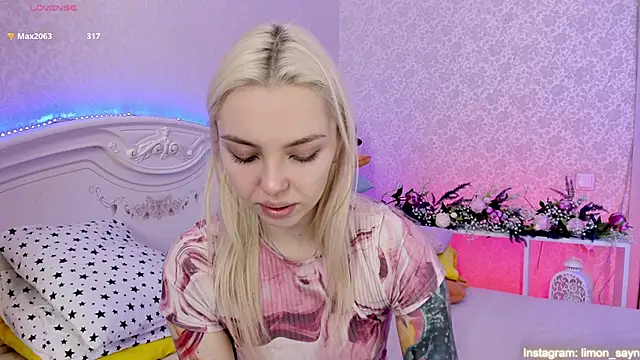 LillyMoure  online show from March 12, 2:52 am