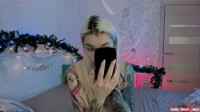 LillyMoure  online show from December 15, 12:48 am