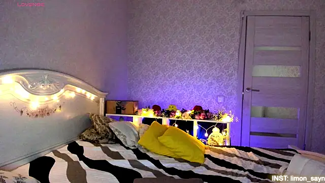 LillyMoure  online show from July 14, 12:24 am