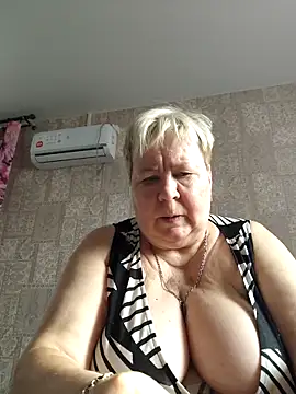 Snapshot of EffectFiona chatting on November 1, 4:58 am EffectFiona online show from November 1, 4:58 am