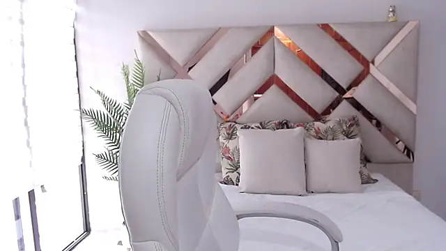 Snapshot of sophia_hadid chatting on March 21, 6:07 pm sophia hadid online show from March 21, 6:07 pm