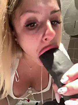 Snapshot of BritneyDimond chatting on December 13, 10:02 pm BritneyDimond online show from December 13, 10:02 pm