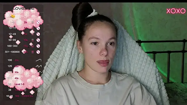 Snapshot of lil_luna_x chatting on December 12, 8:21 pm lil luna x online show from December 12, 8:21 pm