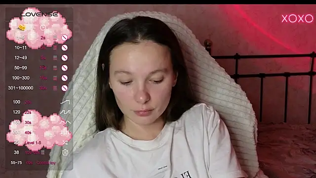 Snapshot of lil_luna_x chatting on December 15, 5:10 pm lil luna x online show from December 15, 5:10 pm