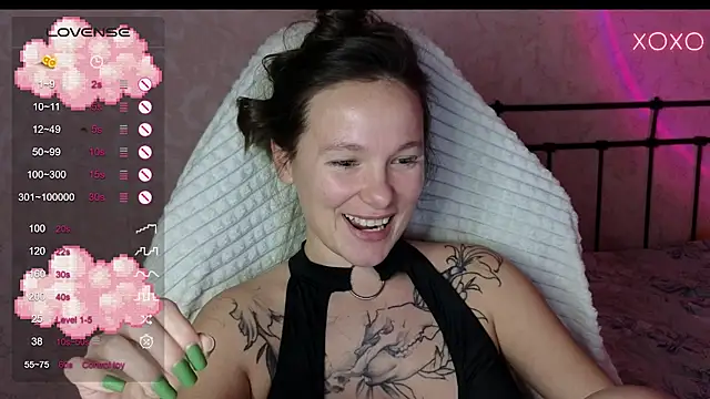 Snapshot of lil_luna_x chatting on January 10, 6:49 pm lil luna x online show from January 10, 6:49 pm