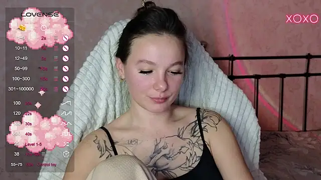 Snapshot of lil_luna_x chatting on February 13, 6:59 pm lil luna x online show from February 13, 6:59 pm