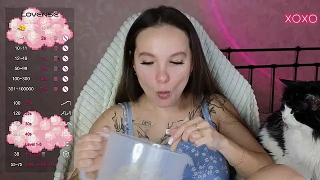 Snapshot of lil_luna_x chatting on February 15, 12:54 pm lil luna x online show from February 15, 12:54 pm