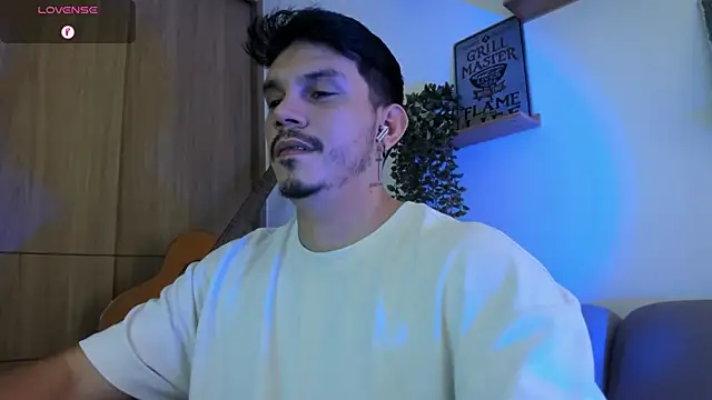 Snapshot of alejandro_stark chatting on April 24, 10:12 pm alejandro stark online show from April 24, 10:12 pm