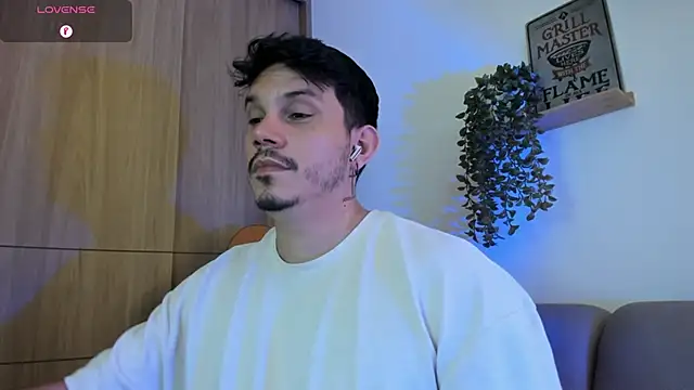 Snapshot of alejandro_stark chatting on May 1, 3:33 am alejandro stark online show from May 1, 3:33 am