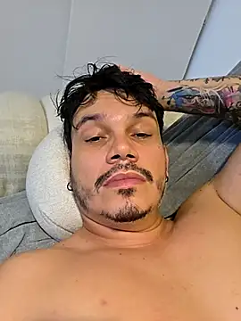 Snapshot of alejandro_stark chatting on May 2, 11:43 pm alejandro stark online show from May 2, 11:43 pm