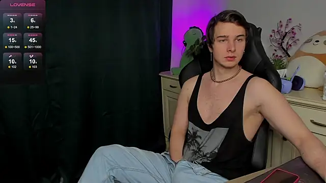 Snapshot of Vincent_Strong chatting on October 25, 8:33 am Vincent Strong online show from October 25, 8:33 am