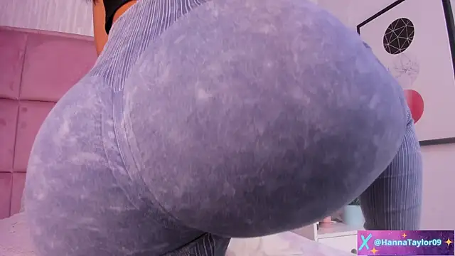 Snapshot of HannaTaylor chatting on November 14, 4:00 am HannaTaylor online show from November 14, 4:00 am