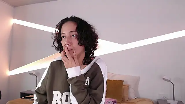 Snapshot of hot_little_bunny chatting on December 15, 9:20 pm hot little bunny online show from December 15, 9:20 pm