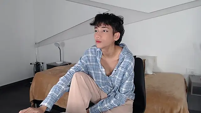 Snapshot of hot_little_bunny chatting on February 5, 9:29 pm hot little bunny online show from February 5, 9:29 pm