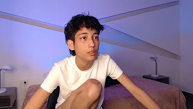 Snapshot of hot_little_bunny chatting on February 12, 11:41 pm hot little bunny online show from February 12, 11:41 pm