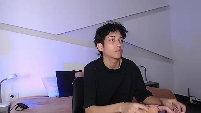 Snapshot of hot_little_bunny chatting on March 6, 8:37 pm hot little bunny online show from March 6, 8:37 pm