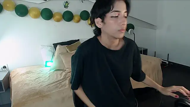 Snapshot of hot_little_bunny chatting on March 17, 11:54 pm hot little bunny online show from March 17, 11:54 pm