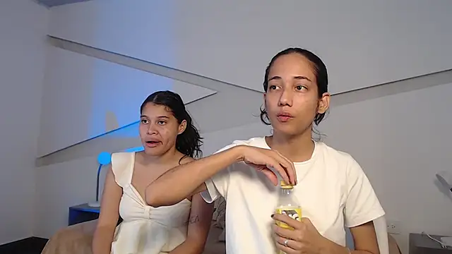 Snapshot of hot_little_bunny chatting on December 14, 10:25 pm hot little bunny online show from December 14, 10:25 pm