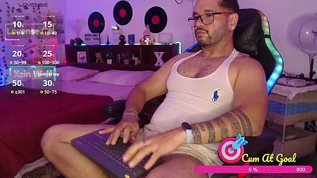 Snapshot of Xein_WoIf chatting on April 9, 2:55 am Xein WoIf online show from April 9, 2:55 am