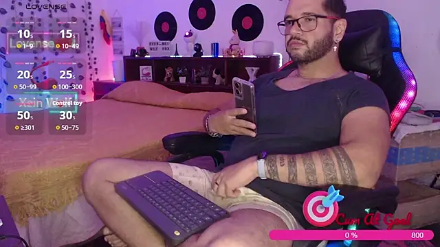 Snapshot of Xein_WoIf chatting on April 19, 1:49 am Xein WoIf online show from April 19, 1:49 am
