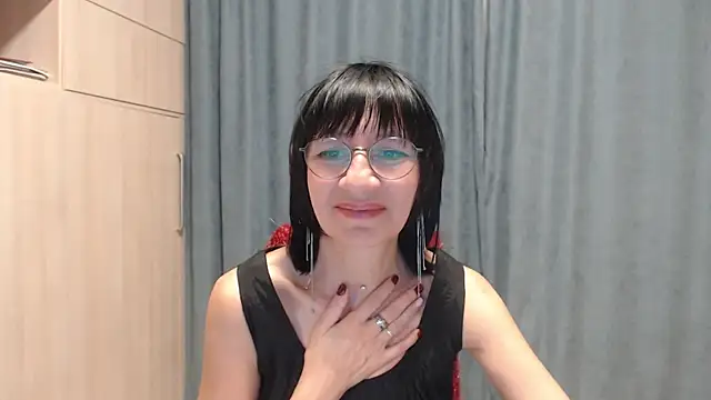 Snapshot of Erica95Bloom chatting on December 14, 9:24 pm Erica95Bloom online show from December 14, 9:24 pm