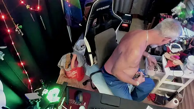 Snapshot of Daddysthick chatting on November 28, 5:21 am Daddysthick online show from November 28, 5:21 am