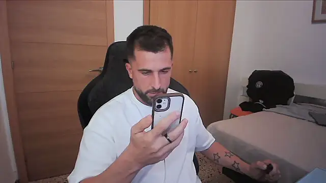 Snapshot of alex877x chatting on October 12, 3:55 pm alex877x online show from October 12, 3:55 pm